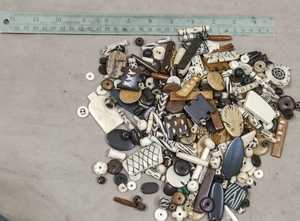 Hecho a medida en cuentas de hueso mixtas talladas a mano de color blanco en formas y tamaños variados para diseñadores de joyas - Product Image 2