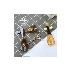 Elaborada con cuerno de Búfalo, Esta cuchara es ideal para té o especias. Una adición única, ecológica y elegante para su cocina - Product Image 1