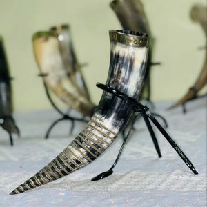 Corne à boire Viking avec support en métal et moulage en laiton gravé écologique fait à la main 500ML pour la conception d'animaux de bière/vin - Product Image 1