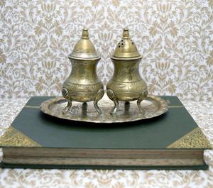 Ensemble de sel poivre en laiton à dessus rond avec base plate et forme durable, parfait pour les cuisines domestiques et les comptoirs de restaurant - Product Image 3