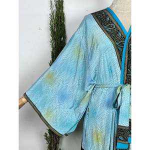 เสื้อคลุมอาบน้ำลายดอกไม้สีฟ้าสไตล์โบฮีเมียนแบบ Upcycled เหมาะสำหรับชายหาด ฤดูร้อน หรือใส่คลุมชุดว่ายน้ำ - Product Image 2