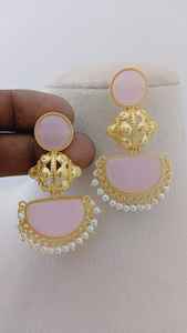 Temple Crescent Bulk Diseño personalizable Acabado de piedra semicircular Ornamentación única Juego de pendientes colgantes de moda Hecho de latón - Product Image 3