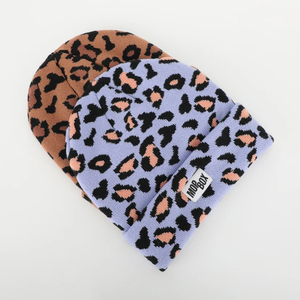 Gorro de invierno acrílico con estampado de leopardo de alta calidad para hombres y mujeres, gorro de punto holgado con logotipo tejido personalizado para viajes - Product Image 5