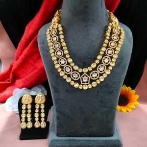 Ensemble de collier Kundan élégant avec breloque royale unique finition or antique pour femme Look Indo Western - Product Image 1