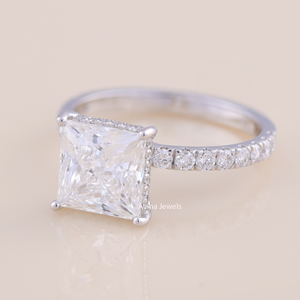 Bague de fiançailles et de mariage solitaire en diamant taille princesse certifié IGI en or 18 carats avec bande pavée - Product Image 2