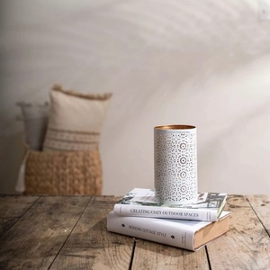 Bougeoir votif de lavage blanc support votif de concepteur en métal de forme ronde pour la décoration de salon de maison et d'intérieur - Product Image 2