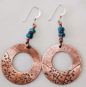 Boucles d'oreilles modernes en cuivre pour femmes Bijoux faits à la main minimalistes Boucles d'oreilles élégantes en métal léger de style goutte ou cerceau pour un usage quotidien - Product Image 4