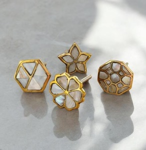 Perillas de Puerta Únicas de Nácar con Detalles Dorados, Diferentes Formas para Decoración de Gabinetes y Cajones de Hogar y Hotel, de la India - Product Image 1