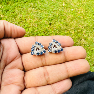 Ensemble de boucles d'oreilles en diamant américain faites à la main en forme de billion de saphir bleu véritable pour les anniversaires de septembre mignon pour les fêtes de mariage - Product Image 4