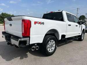 Ford F-250 XLT 2023 d'occasion, conduite à gauche, moteur turbo, transmission automatique, jantes R18, transmission intégrale, feux LED, intérieur clair, sièges en cuir, toit ouvrant panoramique - Product Image 4