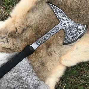 Hache de survie multi-usage artisanale en acier industriel à haute teneur en carbone, manche en bois naturel, cuir - Product Image 6