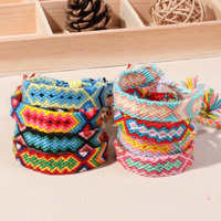 Bracelets tissés traditionnels de style disponibles aux prix les plus compétitifs