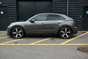 SUV Compacto de Lujo Usado 2024, Transmisión Automática, Portaequipajes Metálico, Asientos de Cuero, Características Interiores Premium - Product Image 5