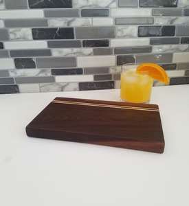 Petite planche à découper carrée en noyer durable et durable au lave-vaisselle pour la cuisine et le bar - Product Image 4