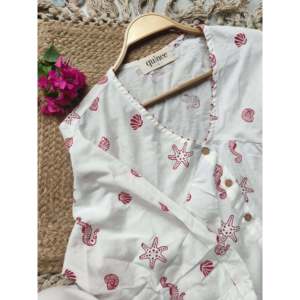 เสื้อผู้หญิงพิมพ์ลายมือสีแดงเข้มลายสมบัติใต้ทะเล ผ้าฝ้าย 100% ระบายอากาศได้ดี ตกแต่งกระดุม แขนสามส่วน - Product Image 2
