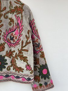 Chaqueta Suzani de Terciopelo Bordada a Mano, Estilo Boho Floral, Abrigo de Invierno con Cuello Alto, Relleno de Algodón Transpirable, Logotipo Frontal - Product Image 2