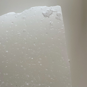Cire de paraffine MONAMORCO semi-raffinée de qualité lourde avec point de fusion de 60-62°C et 4% d'huile pour la fabrication de bougies et le polissage du papier - Product Image 1