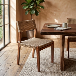 Chaise de salle à manger tressée synthétique avec structure en bois massif, rotin beige, pour extérieur, patio, jardin, sans accoudoirs, design artistique, décoration - Product Image 4
