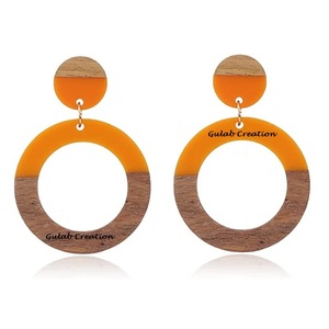 Pendientes bohemios geométricos redondos de madera y resina blanca | Joyería colgante de material mixto ligero hecha a mano, ropa informal - Product Image 6