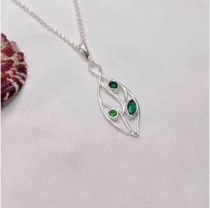 Pendentif fin en argent sterling 925 avec feuille pendentif pour elle avec émeraude et pierre précieuse CZ - Product Image 1