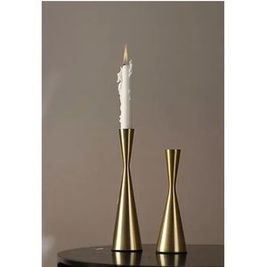 Soporte cónico de metal dorado minimalista para casas contemporáneas que ofrece un diseño elegante con calidad duradera y duradera - Product Image 3