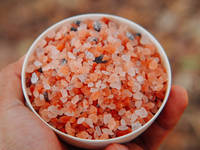 Sel de roche rose de l'Himalaya original à 100% fait à la main pour la cuisine élégante à la maison et l'artisanat naturel dans la conception d'amour du Pakistan