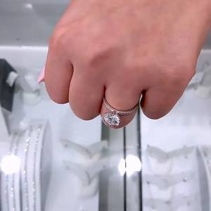 Bague solitaire en or blanc certifiée Round Lab avec accents de diamants 1,50 carats certifiés IGI - Product Image 3