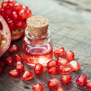 Vente en gros en vrac d'huile de graines de grenade 100% pure, pressée à froid et biologique pour la peau, les cheveux et le corps | Fabricant de marque privée OEM - Product Image 1