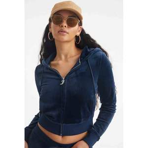 Pour les Capricornes cool et confiants. Nos sweats à capuche Y2K réinventés, maintenant fabriqués sur commande. - Product Image 1