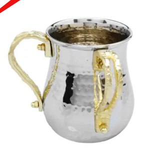 Tasse de lavage juive au design martelé fini argent avec deux poignées dorées - Product Image 1
