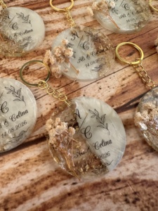 Llavero de Resina Personalizado con Epoxy Dorado, Recuerdos de Boda, Corazón, Redondo, Floral, Regalos para Invitados de Despedida de Soltera y Compromiso - Product Image 3