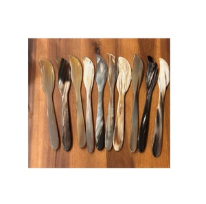 Ensemble de poignées de couteau en corne de buffle Coupe-fromage Design avec 10 pièces de couleur naturelle pour les occasions de mariage - Product Image 1