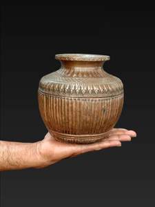 Pot à eau unique en cuivre fabriqué à la main avec un aspect traditionnel pour les offrandes religieuses et le stockage ayurvédique - Product Image 6