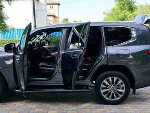 SUV GRAND TOURING 2023-2024, 4.5L Euro IV, Asientos de Cuero, Techo Panorámico, Transmisión Automática, Interior Oscuro Usado, 6 Cilindros - Product Image 4