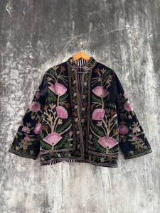 เสื้อแจ็คเก็ตกำมะหยี่สไตล์วินเทจสำหรับผู้หญิง – งานปักมือสไตล์โบฮีเมียนสำหรับงานเทศกาลและงานกลางคืน - Product Image 1