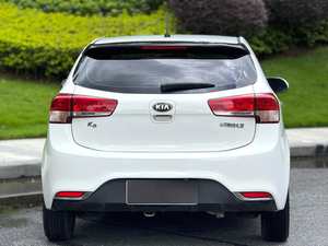 Kia K2 Hatchback d'occasion en bon état, modèle 2013, 1.4 GLS, transmission automatique, traction avant (FWD) avec options gauche - Product Image 4