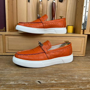 Mocasines de cuero con estampado de cocodrilo naranja para hombre – Zapatos casuales sin cordones con suela blanca - Product Image 2