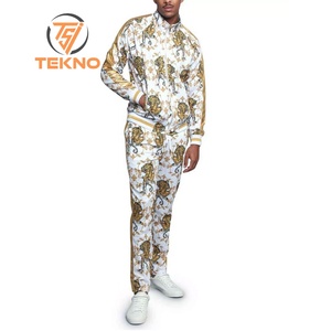 El chándal de sublimación moderno para hombre ofrece un diseño vibrante que absorbe la humedad y un ajuste deportivo para correr en el gimnasio o entrenar - Product Image 1