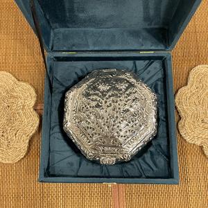 Caja octogonal de metal artesanal plateada para frutos secos con caja de terciopelo - Product Image 5