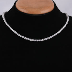 Collier élégant en or blanc 10 carats avec diamants ronds en moissanite, parfait pour les fiançailles et les anniversaires - Product Image 4