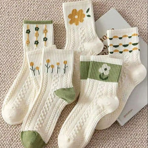 Calcetines Deportivos Premium con Diseño Gráfico, Estilo Urbano, Transpirables, de Algodón, para Uso Diario, Diseño Moderno para Marcas de Moda, Venta al por Mayor y al Detal - Product Image 5