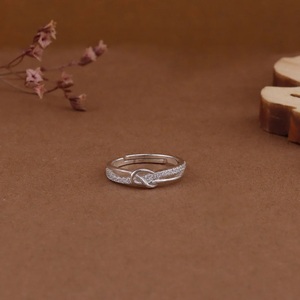 Fournisseur indien Bague de promesse en argent 925 pour femmes Bijoux durables pour un anniversaire, un mariage ou un cadeau Disponible au meilleur prix - Product Image 1