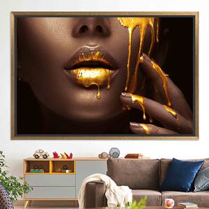 Tableau sur toile élégant avec des lèvres dorées imprimées, représentant une femme africaine, pour une décoration moderne, TOILE ENCARTÉCHÉE DORÉE - Product Image 1