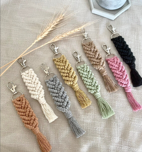 Llaveros de macramé hechos a mano, bellamente elaborados - Product Image 1