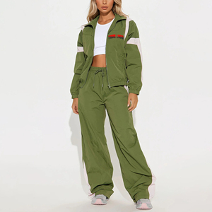 Ensemble de jogging Hip Hop en nylon léger pour femmes 2 pièces veste à glissière surdimensionnée pantalon Color Block Design en gros pour l'hiver - Product Image 1