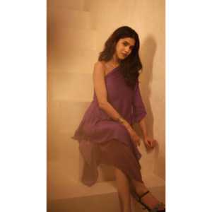 Robe de soirée asymétrique en mousseline de soie violet Stardust, style robe de bal au crochet, ornée de sequins, taille Empire XL, idéale pour les invitées de mariage - Product Image 2