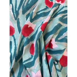 Tissu en coton imprimé floral NIHARO avec des tulipes rouges et des feuilles vertes pour robes de femmes et décoration intérieure 10 mètres - Product Image 5