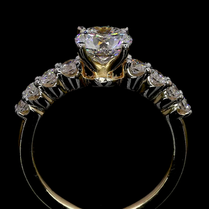 Bague en or jaune 14 carats avec diamants de laboratoire certifiés IGI de 2 carats et 8 diamants latéraux de 0.30 ct chacun. - Product Image 4