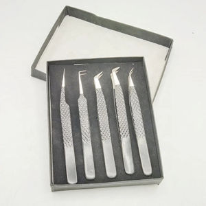 Juego de Pinzas para Extensión de Pestañas Inclinadas de Diseño Personalizado, Acero Sostenible con Recubrimiento de Polvo Negro, Accesorios para Pestañas, Pinza de Agarre - Product Image 2