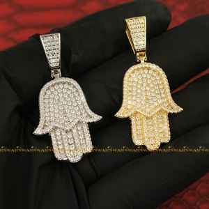 Colgante personalizado Hip Hop Hamsa tachonado con diamantes redondos de moissanita de corte brillante en plata de ley 925 - Product Image 1